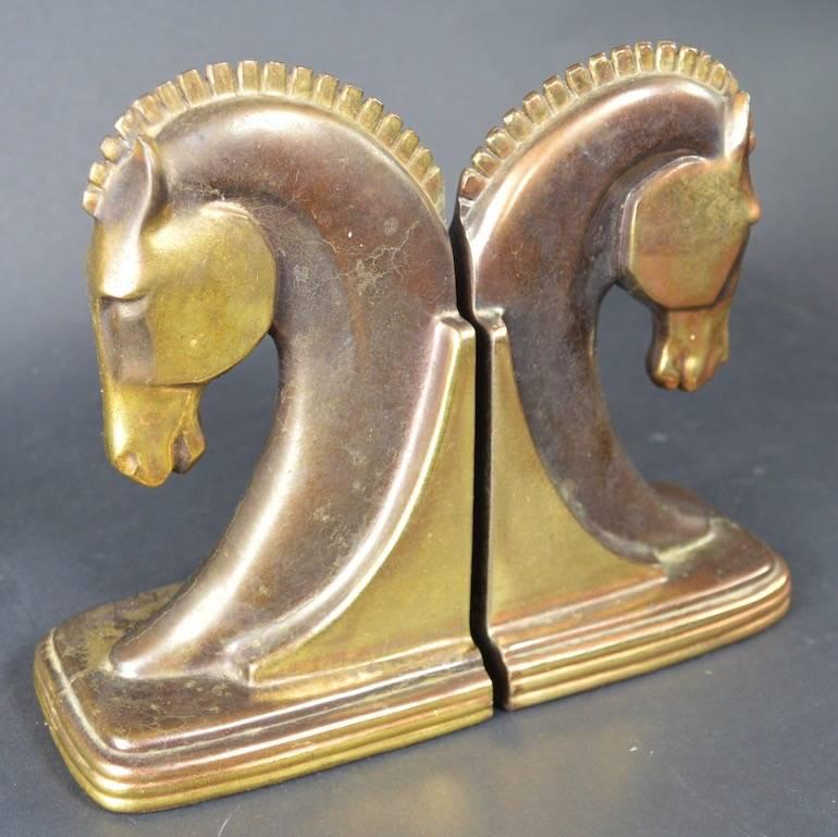 Art Deco horse head bookends made by Dodge. Stylish and chic bookends, clean, original and ready to use.
  
 