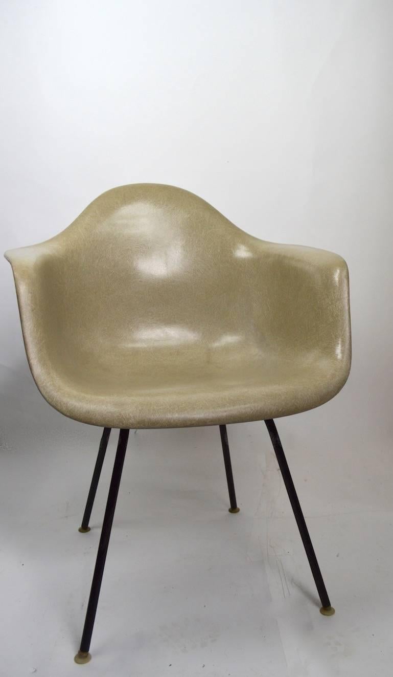 Three Eames design fiberglass bucket chairs, offered and priced individually.
Measures: Arm H 26 inches seat 18.