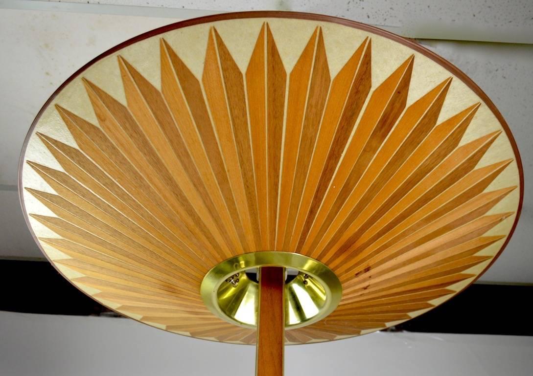 Verstellbare Mastleuchte der Firma Lightolier:: entworfen von Gerald Thurston. Dieses Exemplar verfügt über einen verstellbaren Pergamentscheibenschirm (in der Höhe verstellbar und in der Richtung neigbar) und zwei kegelförmige Schirme:: die