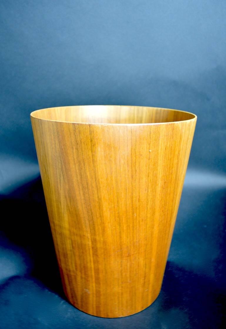 Teak trash can made in Sweden by Servex for IDG International Designers Group. Surface shows minor cosmetic wear, normal and consistent with age.
 