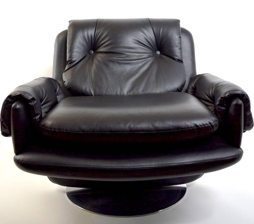 Mid-Century Modern Pair of Black Leather Lounge Chairs