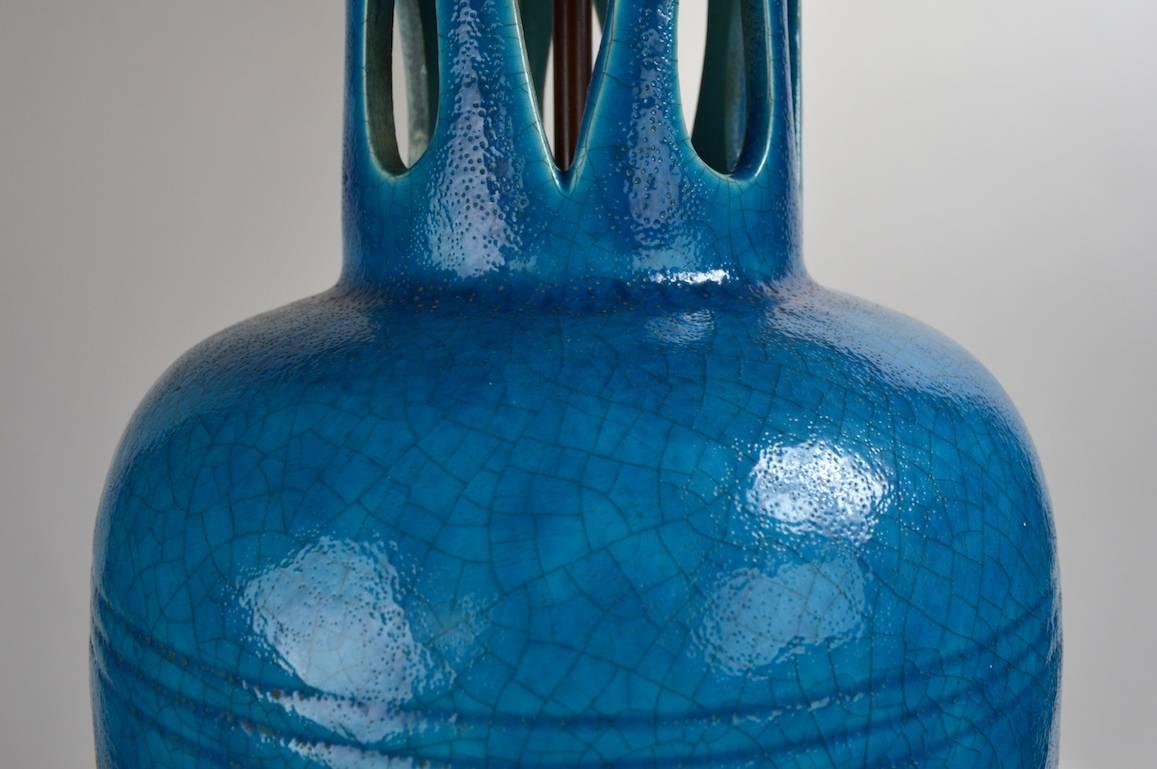 Great reticulated ceramic lamp by Aldo Londi in the Classic Rimini glaze, dark blue exterior with turquoise glaze interior. Clean, original, and working condition, original shade included but shows cosmetic wear etc. 22 inches H to top of ceramic