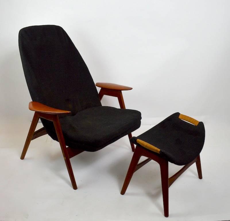 Great stylish Danish modern ottoman, footrest or stool. Black tweed upholstery, wicker wrap handles, teak frame. Excellent original condition, attributed to P.I. Langlos Fabrikker AS Norway for Westnofa. Chair pictured not included in lot, however