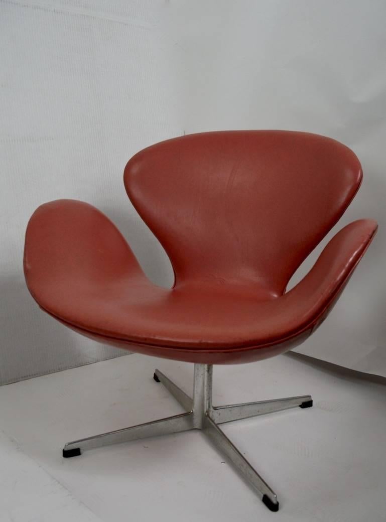 Scandinavian Modern Arne Jacobsen Swan Chair for Fritz Hansen