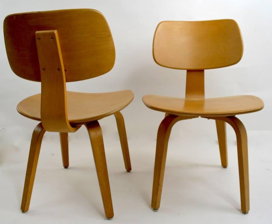 Pair of Thonet Mid Century Bentwood Chairs In Good Condition In New York, NY