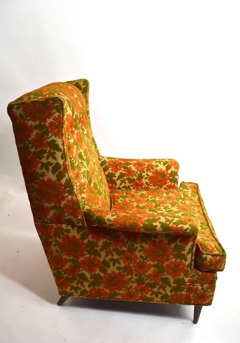 Large midcentury lounge chair in original floral tweed fabric. The lower seat cushion has hardened foam, and the foam must be replaced. Measures: Seat height 16.5, arm height 22 inches.
Stylish lounge chair designed in the manor of Paul McCobb.