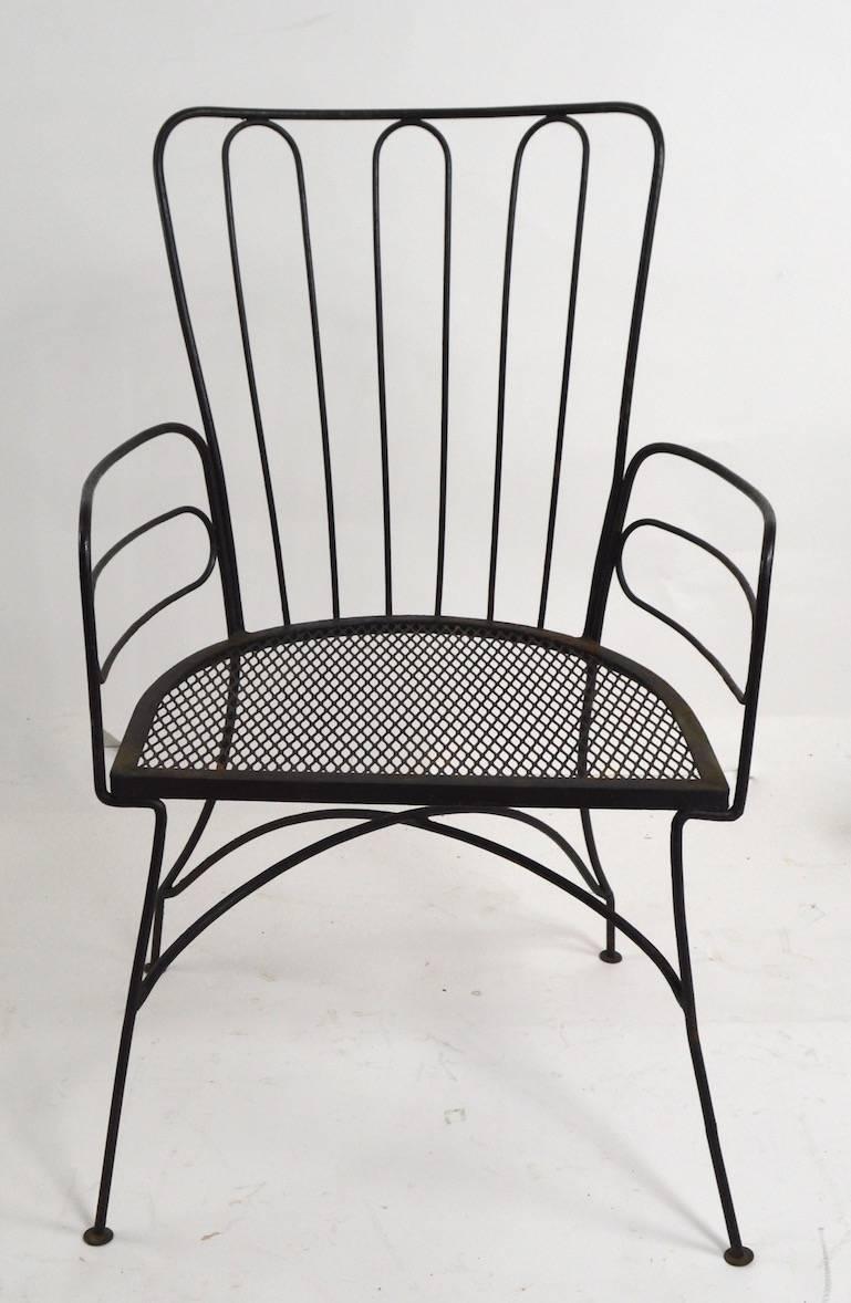 Fauteuil élégant en fer forgé du milieu du siècle dernier, conçu d'après Weinberg, ou Umanoff, probablement fabriqué par Woodard. Mesures : siège H 16.5 bras H 25.
Convient à un usage intérieur ou extérieur. La peinture présente une certaine usure