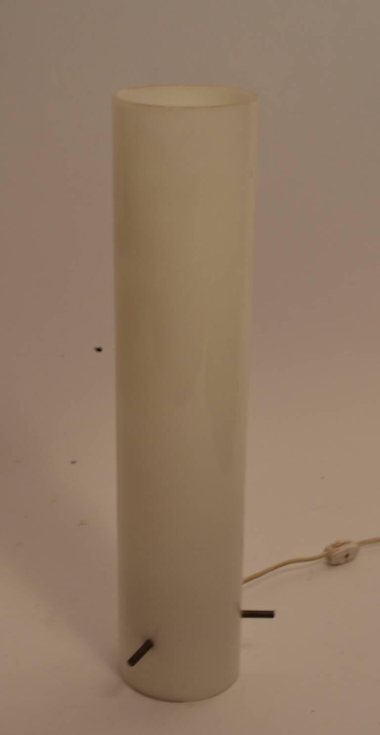 Lampe de table en tube de verre, avec trois garnitures en laiton, attribuée à Stilnovo.