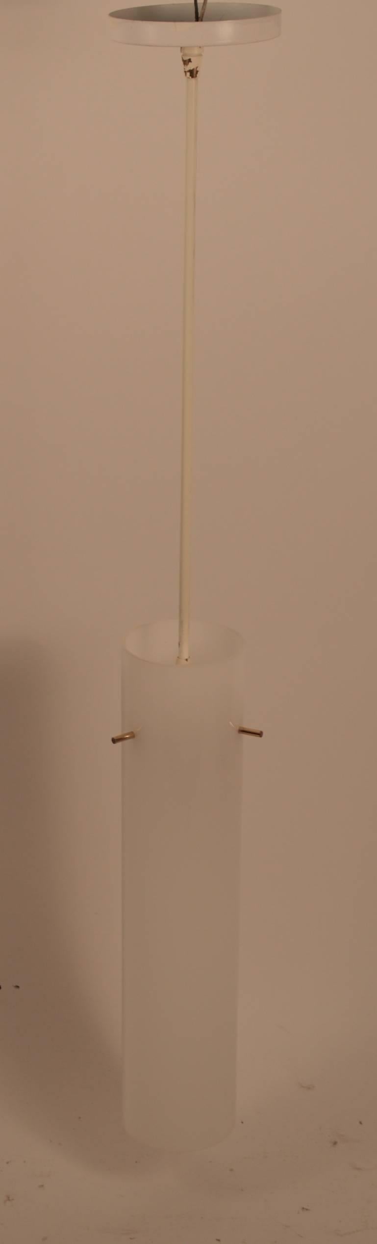 Coppia di appendiabiti tubolari in plastica. Ogni apparecchio ha  tre elementi in ottone  che sorreggono il paralume bianco, che pende da un'asta verticale.  verniciata di bianco (vernice originale)  finitura ) tubo d'ottone, tettoie originali