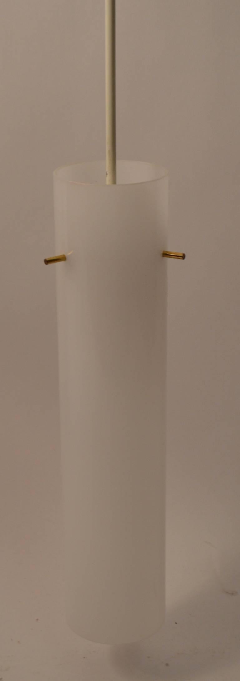 Coppia di luci a sospensione a cilindro in plastica In condizioni ottime in vendita a New York, NY