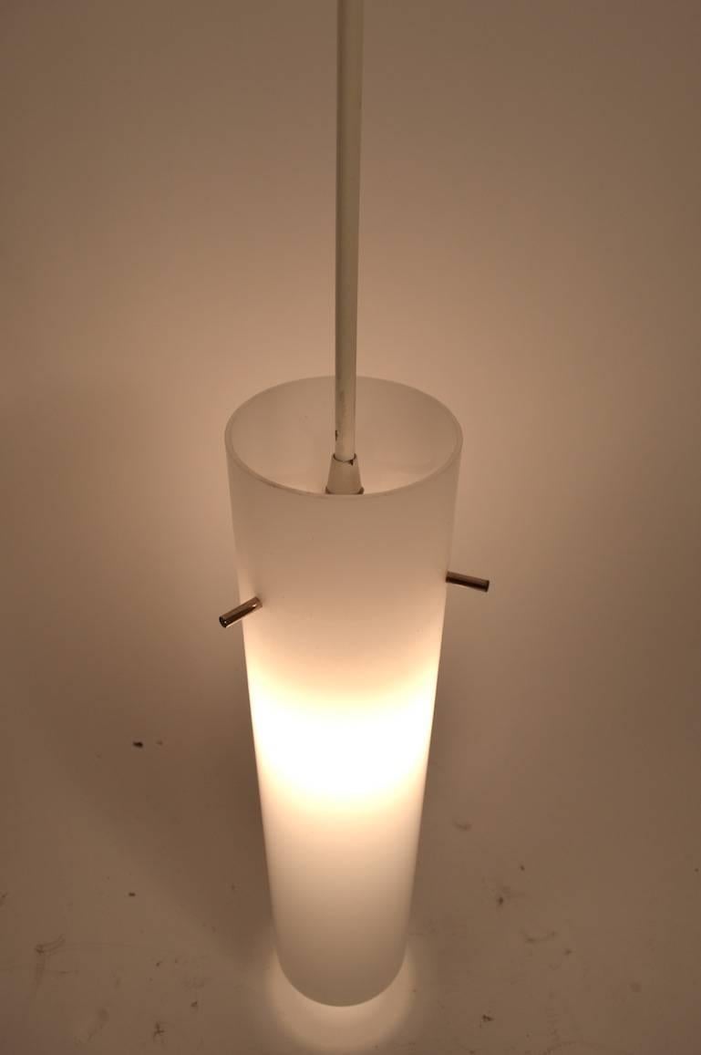 Metà XX secolo Coppia di luci a sospensione a cilindro in plastica in vendita