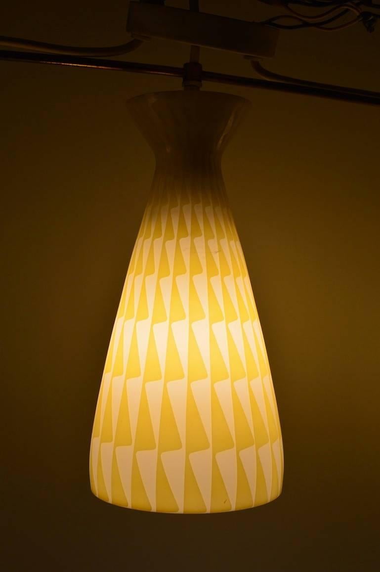 Américain Luminaire moderniste à trois lumières en vente