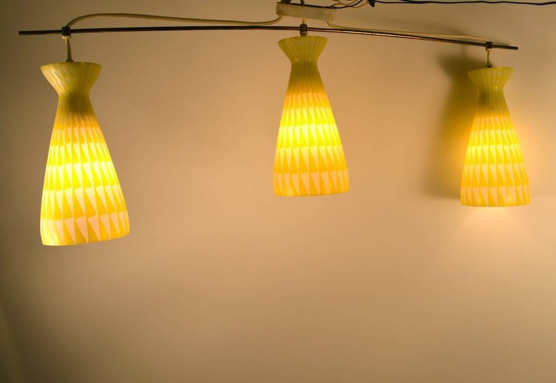 Mid-Century Modern Luminaire moderniste à trois lumières en vente
