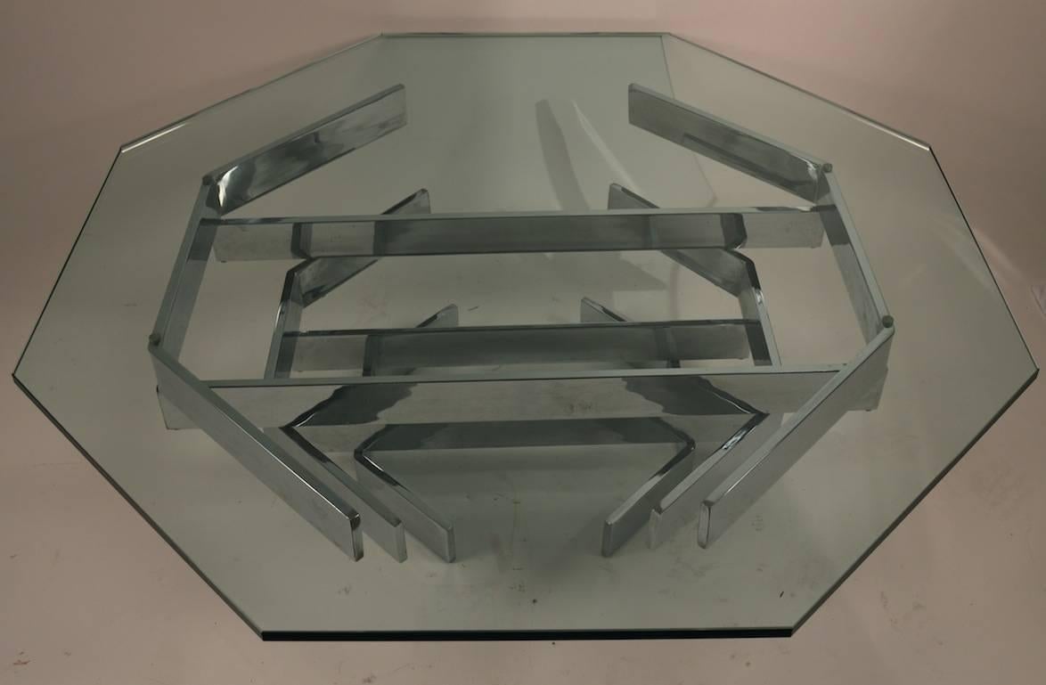 Américain Table basse octogonale en chrome et verre  en vente