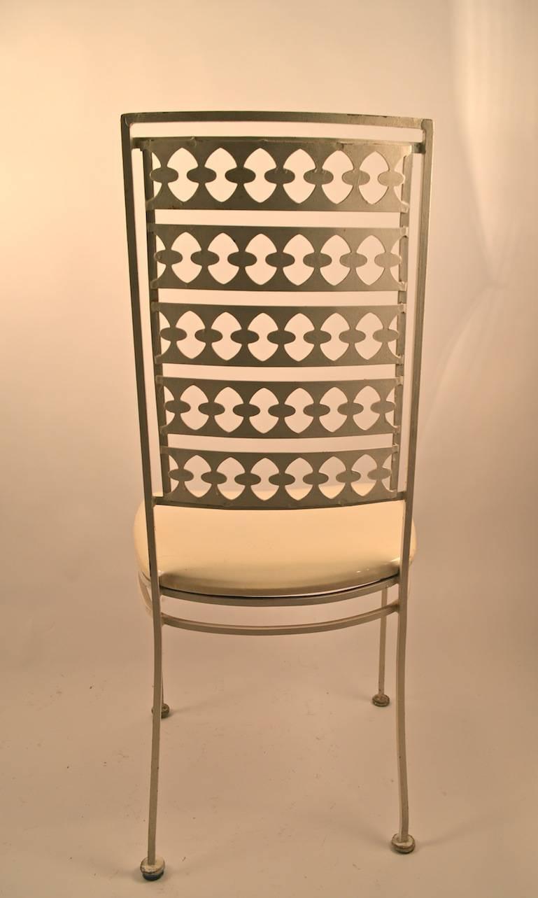 Cuatro elegantes sillas auxiliares de hierro en Bueno Estado en New York, NY
