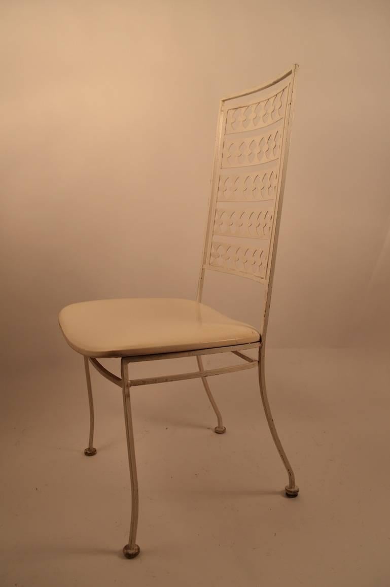 Sillas auxiliares de estilo mod con bonitos respaldos altos y amplios asientos tapizados. Fabricado por 