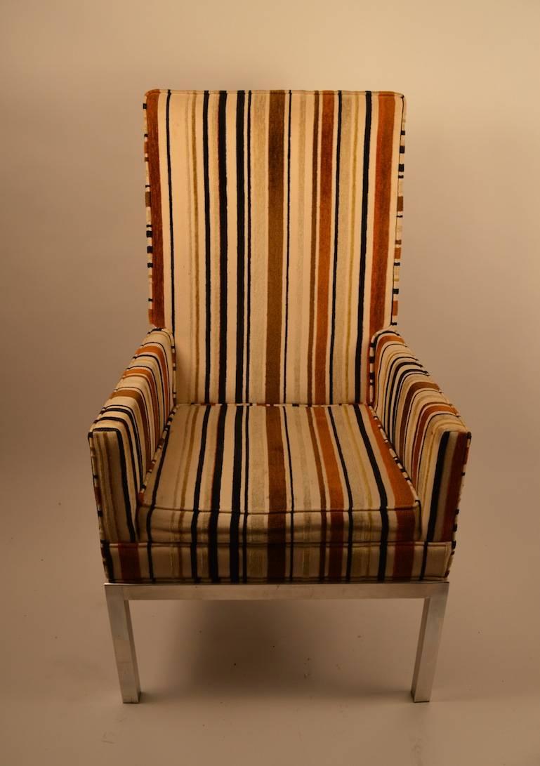 Mid-Century Modern Paire de chaises à haut dossier et base en aluminium en vente