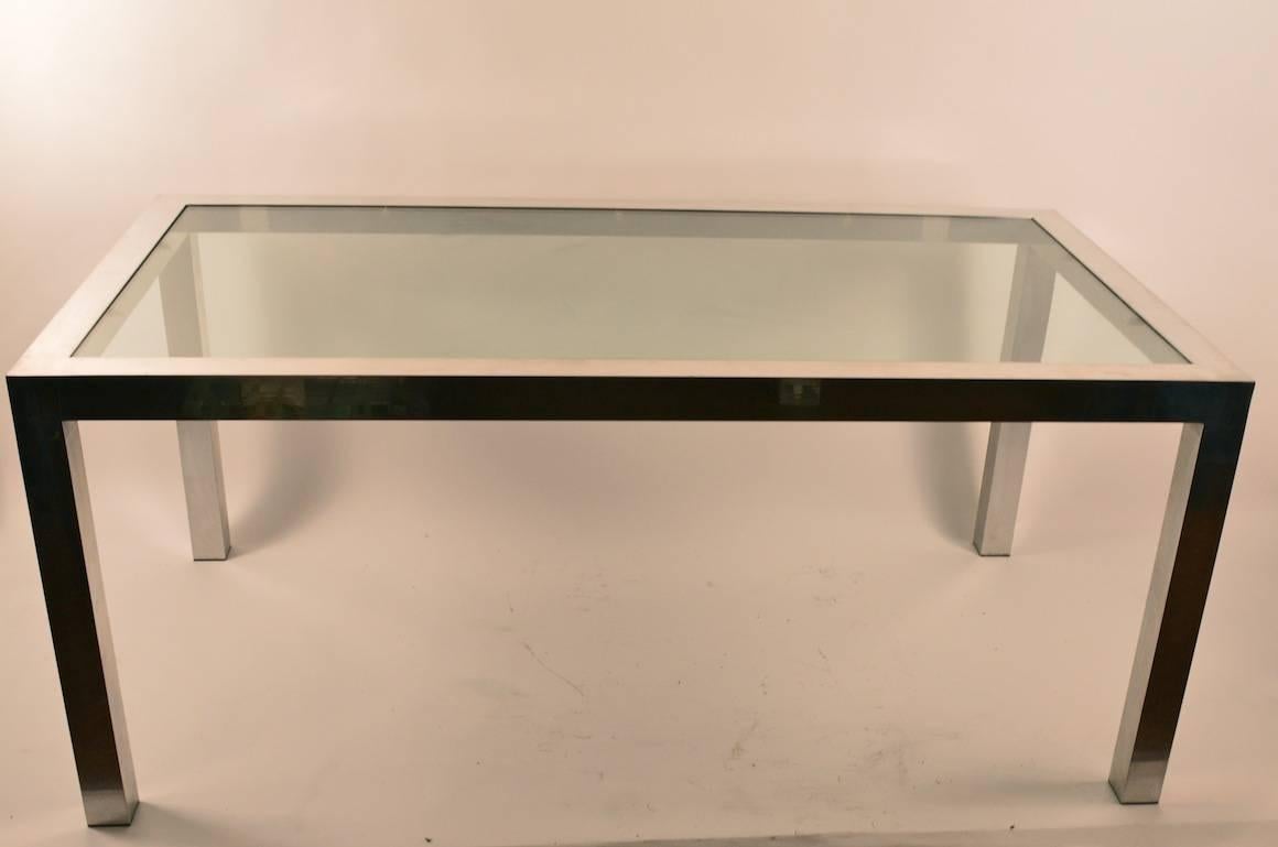 Mid-Century Modern Table de salle à manger Parsons avec base en aluminium et feuilles en formica noir en vente