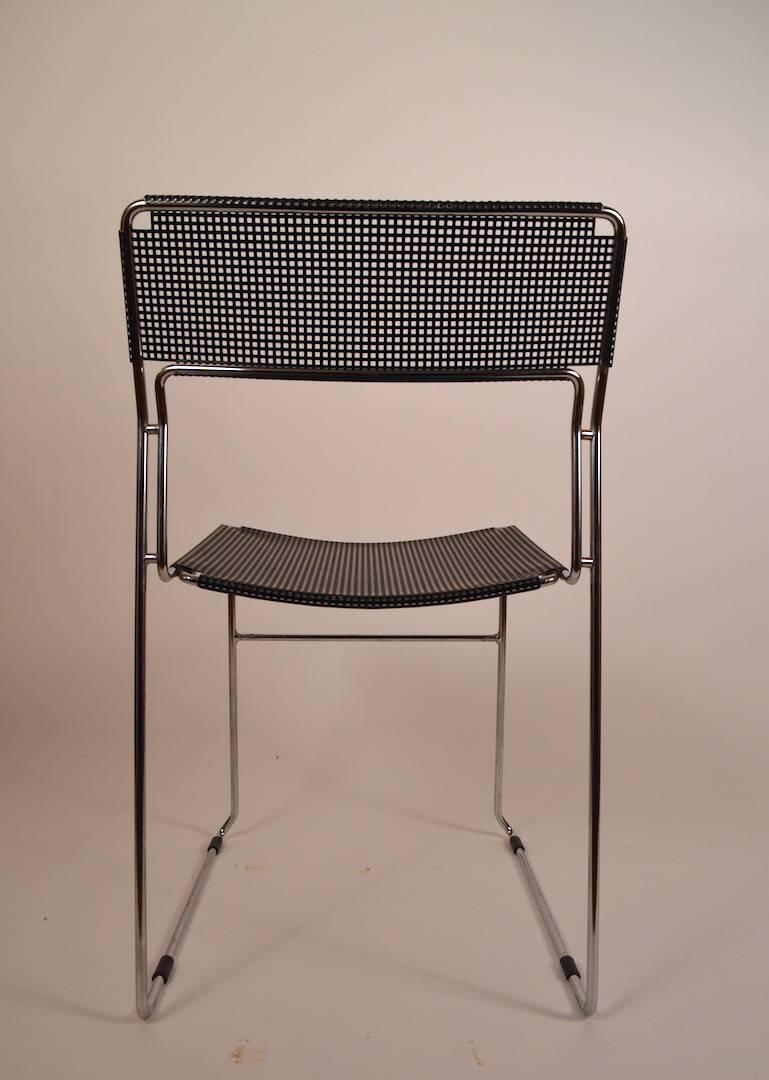 Sessel aus schwarzem und verchromtem Metallnetz (Moderne der Mitte des Jahrhunderts) im Angebot