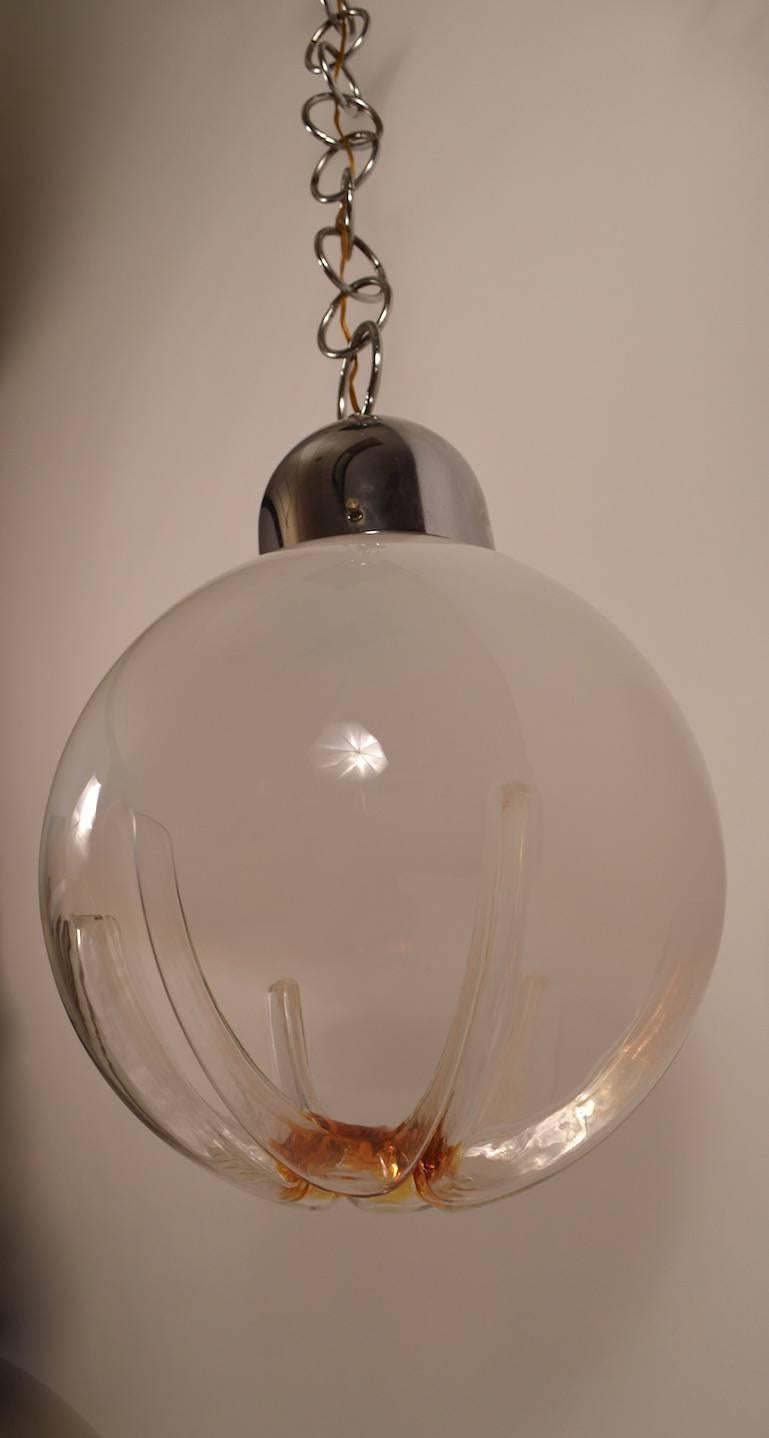 Paralume a sfera in vetro artistico, con ferramenta, catena e baldacchino originali cromati. Da bianco tenue in alto, a chiaro al centro, con il fondo color tè. Lampadario in vetro di Murano, originale, pulito, pronto per essere installato. Misure: