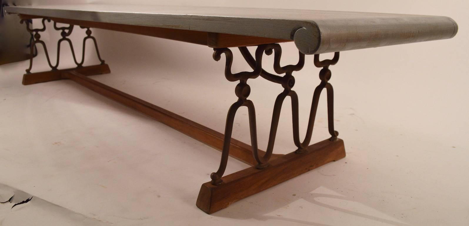 Table basse Casa Del Sol produite par Drexel et conçue par John Van Koert. Le dessus a été peint en 