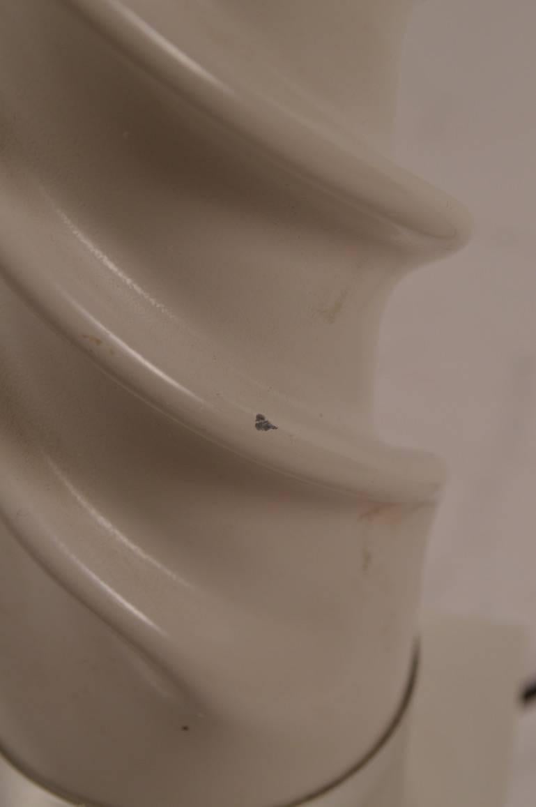 Columnas giratorias montadas sobre bases de bloque cúbico, con collares cromados. Estas lámparas presentan un desgaste cosmético menor, normal y acorde con la edad. En buen estado, original y limpio, no incluye las pantallas.