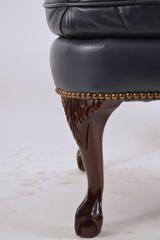 Tabouret repose-pieds en cuir couleur jean avec pieds en cabriole