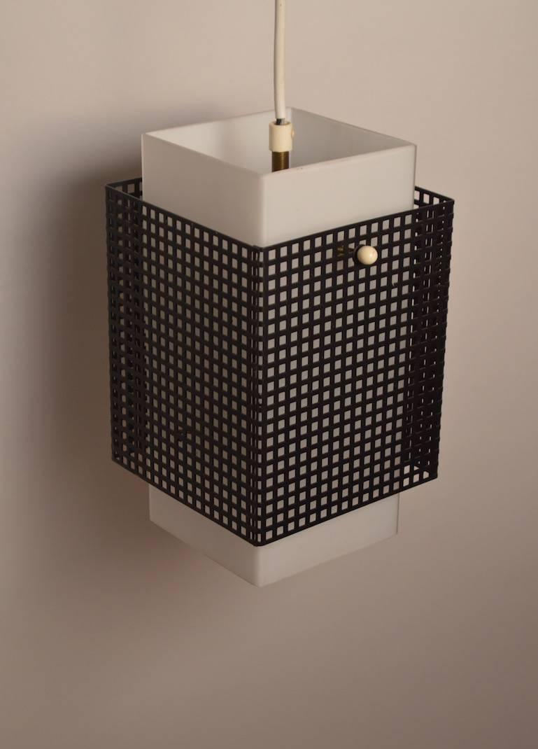 Mid-Century moderno Lampadario a sospensione con motivo a griglia quadrata in bianco e nero in vendita