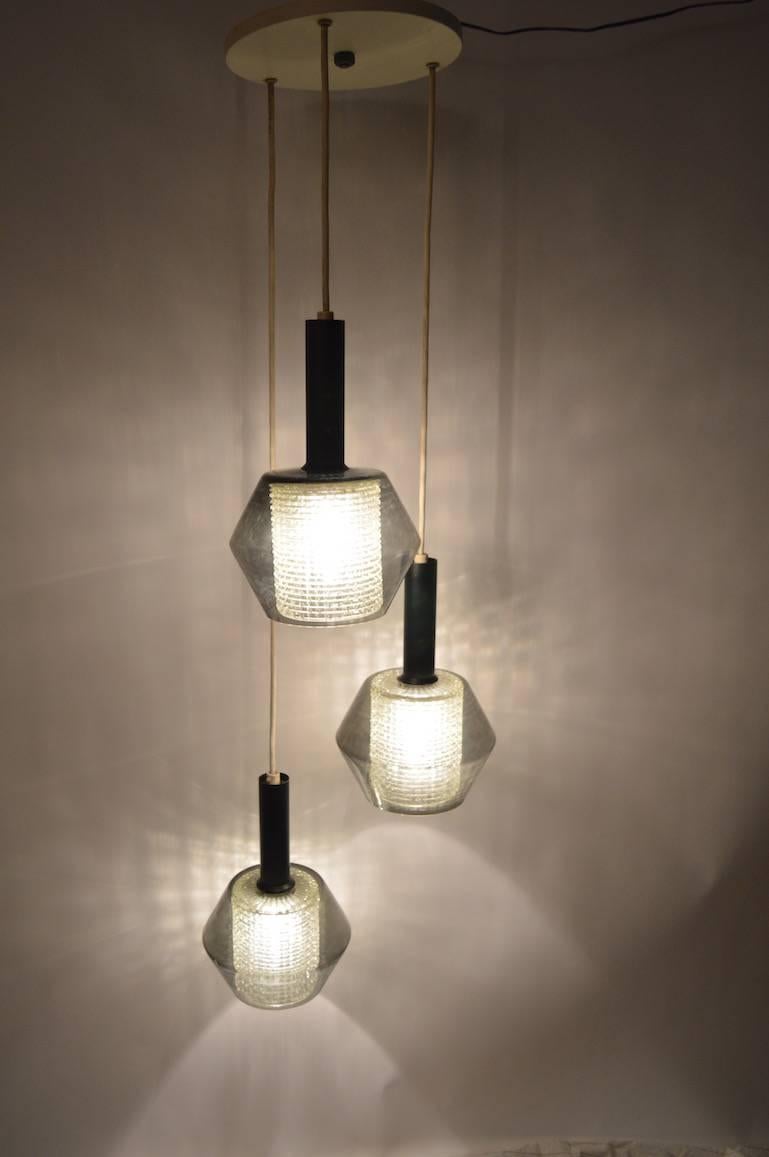 Modernistischer Drei-Licht-Kronleuchter aus kaskadenförmigem Rauchglas nach Panton (Glas) im Angebot