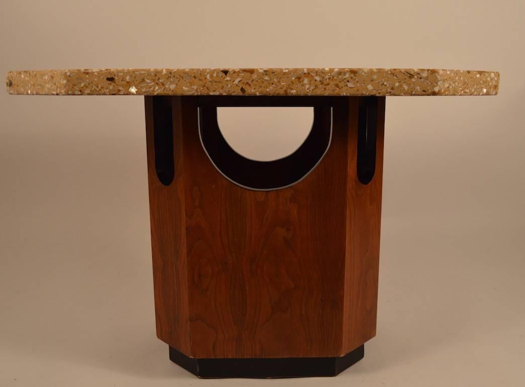 Achteckiger Tisch mit Terrazzoplatte im Harvey-Probber-Stil (Moderne der Mitte des Jahrhunderts) im Angebot