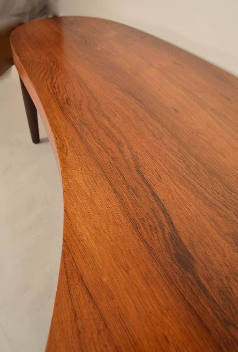 Mid-Century Modern Table basse extra longue en palissandre faite sur mesure d'après Rohde en vente