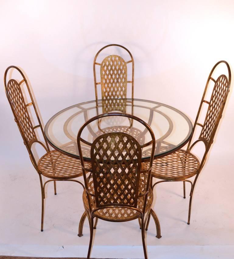 Milieu du XXe siècle Ensemble de quatre chaises de salle à manger en métal doré en vente