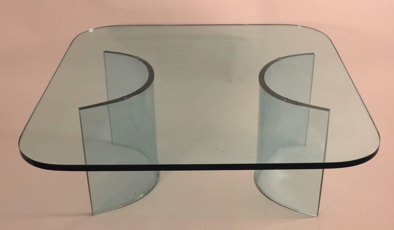Mid-Century Modern Table basse à plateau en verre massif et base en verre en vente