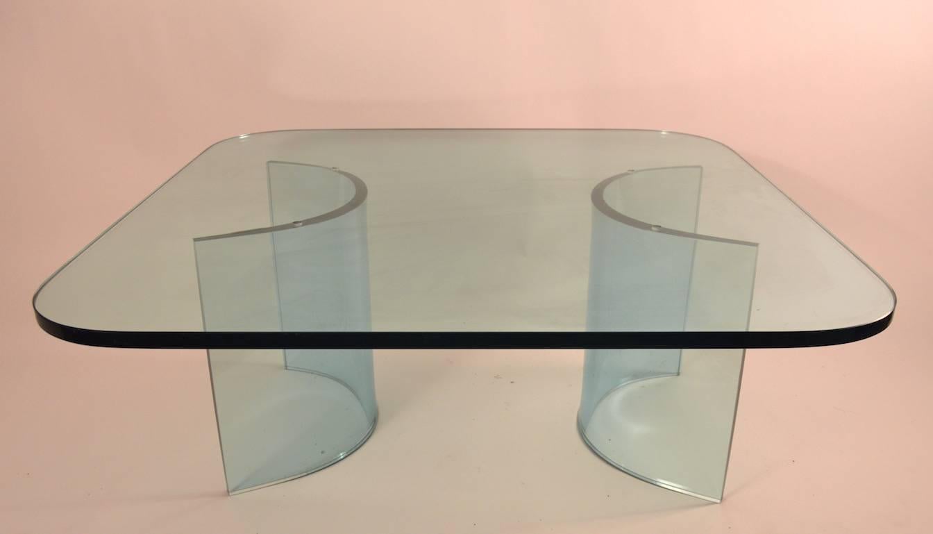 Massivholzplatte Glasplatte Glasfuß Couchtisch im Zustand „Hervorragend“ im Angebot in New York, NY