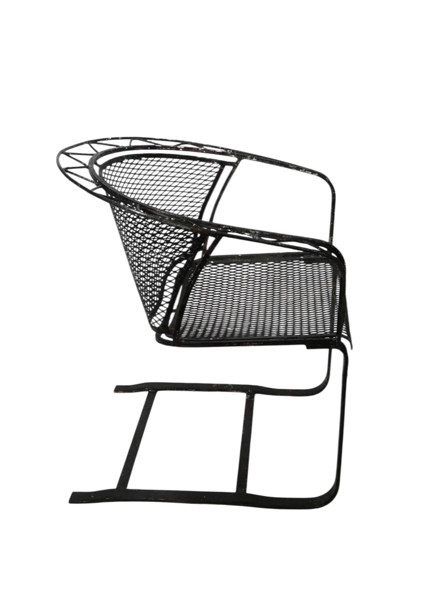 Hard to find vintage garden, patio, poolside Salterini, ZigZag pattern cantilevered lounge chair, in good vintage condition. The chair features a wrought iron frame, with a metal mesh seat and backrest. This example is in later, but not new, black