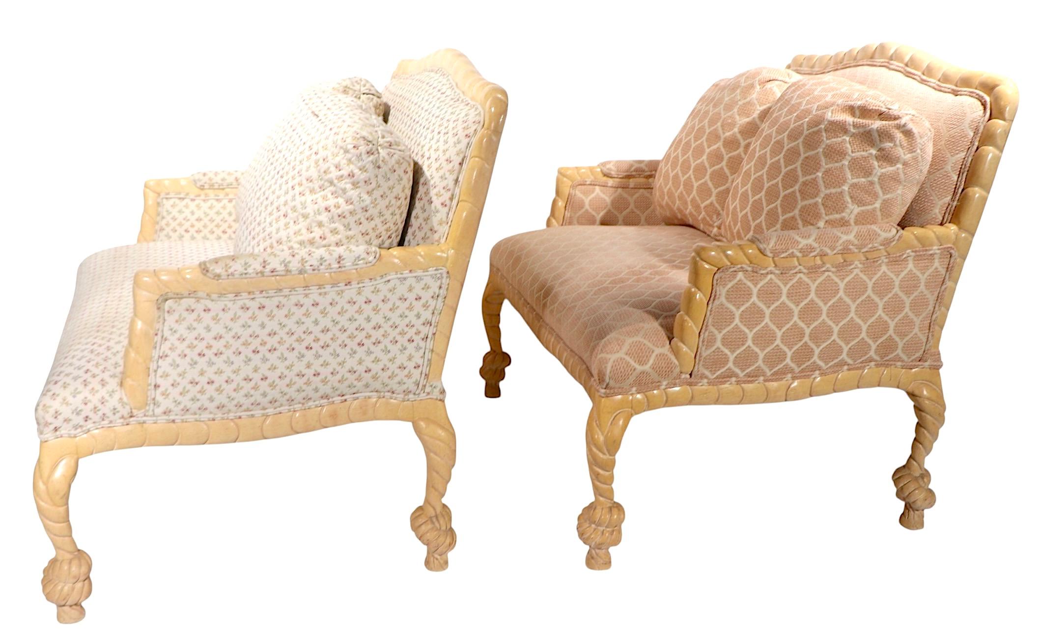  Causeuse chic en bois sculpté, encadrée de glands en corde, fabriquée en Italie dans le style d'A&M Fournier. Les coussins du dossier sont garnis de duvet.
 La causeuse, la chaise et demie et le canapé sont en très bon état, d'origine, propres et