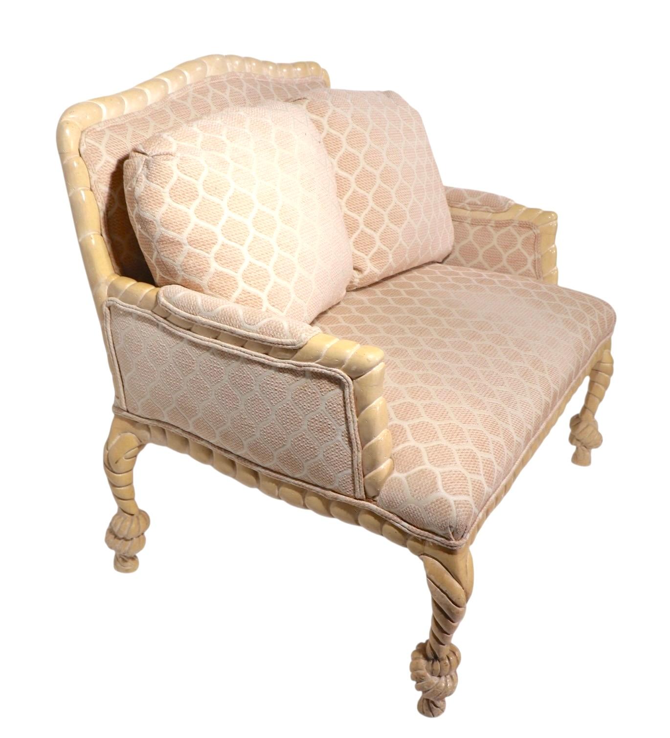 Tissu d'ameublement Causeuse avec cadre en Wood sculpté et glands en corde  Canapé d'après AME Fournier Made in Italy en vente