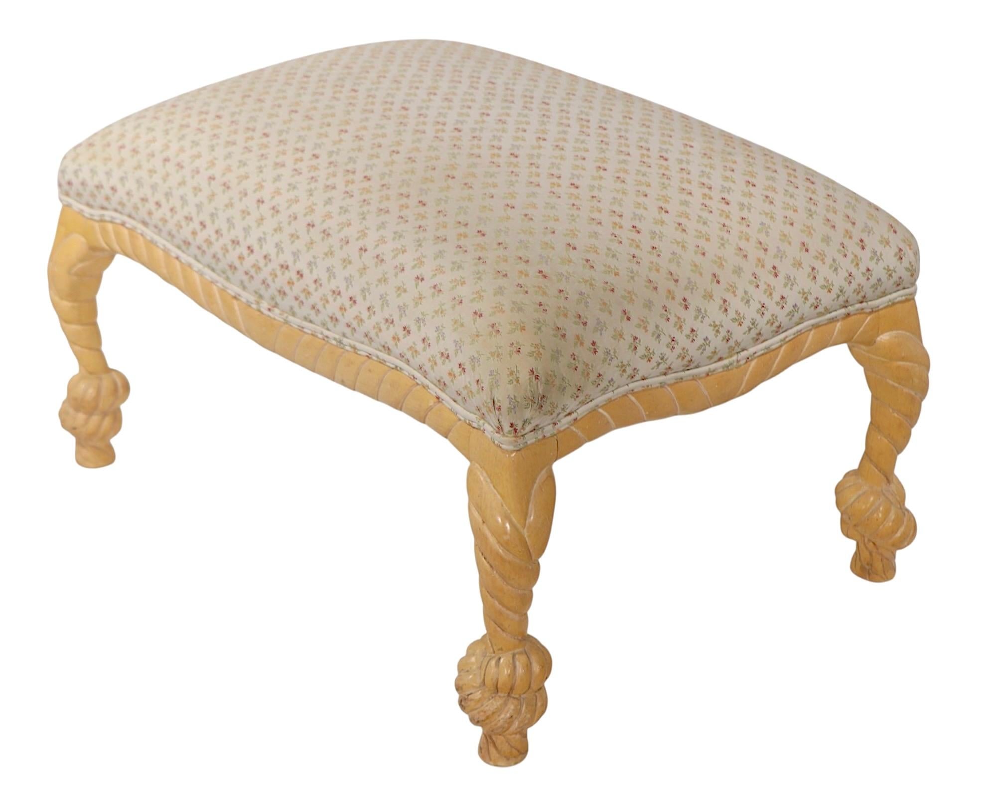 Chic pouf en bois sculpté avec corde et glands, ottoman - d'après l'antique par A&M. Fournier, fait en Italie, circa 1950/70's. Exécuté dans le style Hollywood Regency, Napoléon III, cet exemplaire est en très bon état, original, propre et prêt à