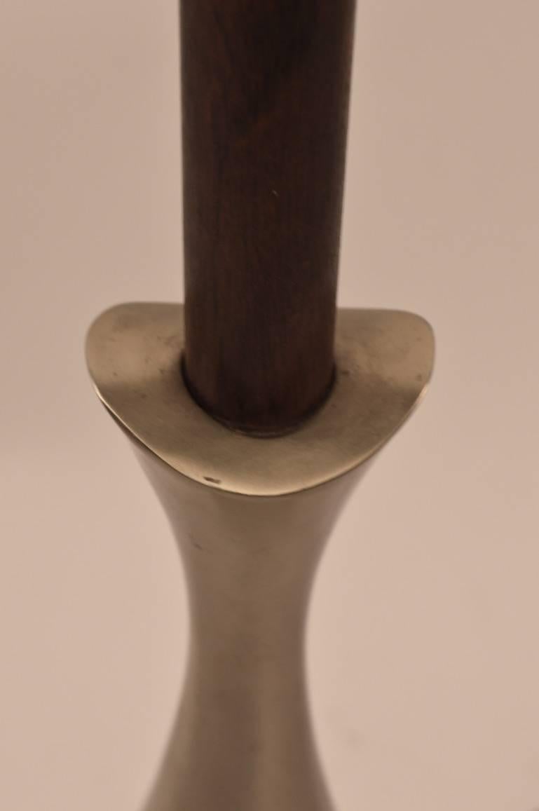 Tischlampe in Tropfenform aus Lorbeer-Metall (amerikanisch) im Angebot