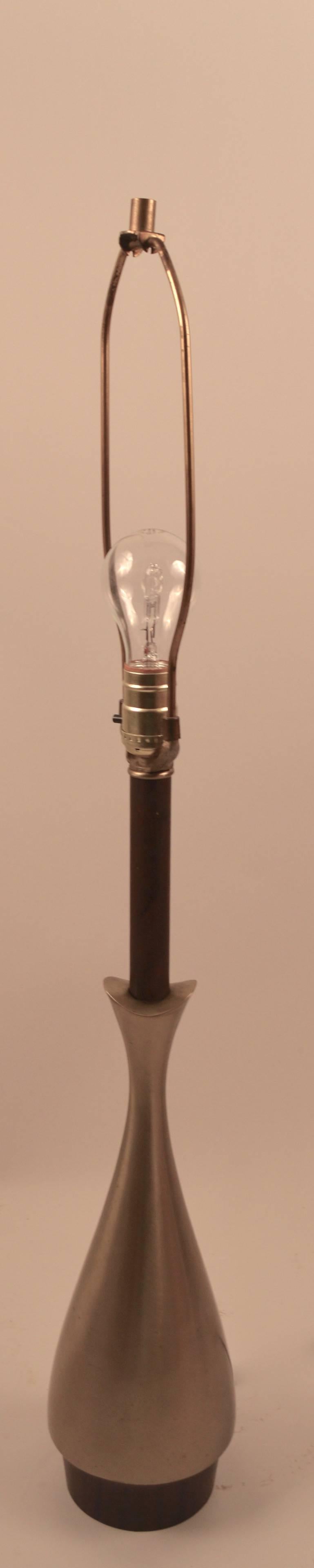 Original, sauber funktionierende Laurel Tischlampe. Gebürstetes Metall, Sockel aus Holzimitat und vertikaler Standard. Schirm nicht enthalten. 24