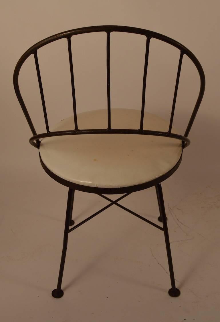 Ensemble de quatre chaises pivotantes en fer forgé Bon état - En vente à New York, NY