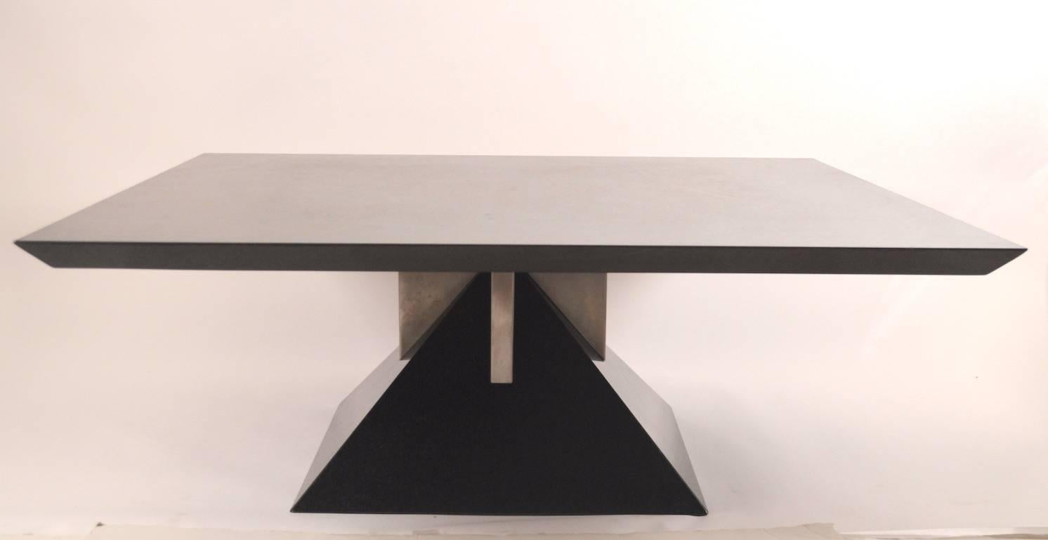 Rare table pyramide en granit conçue sur mesure par Stanley J. Friedman pour  Brueton Excellent état - En vente à New York, NY