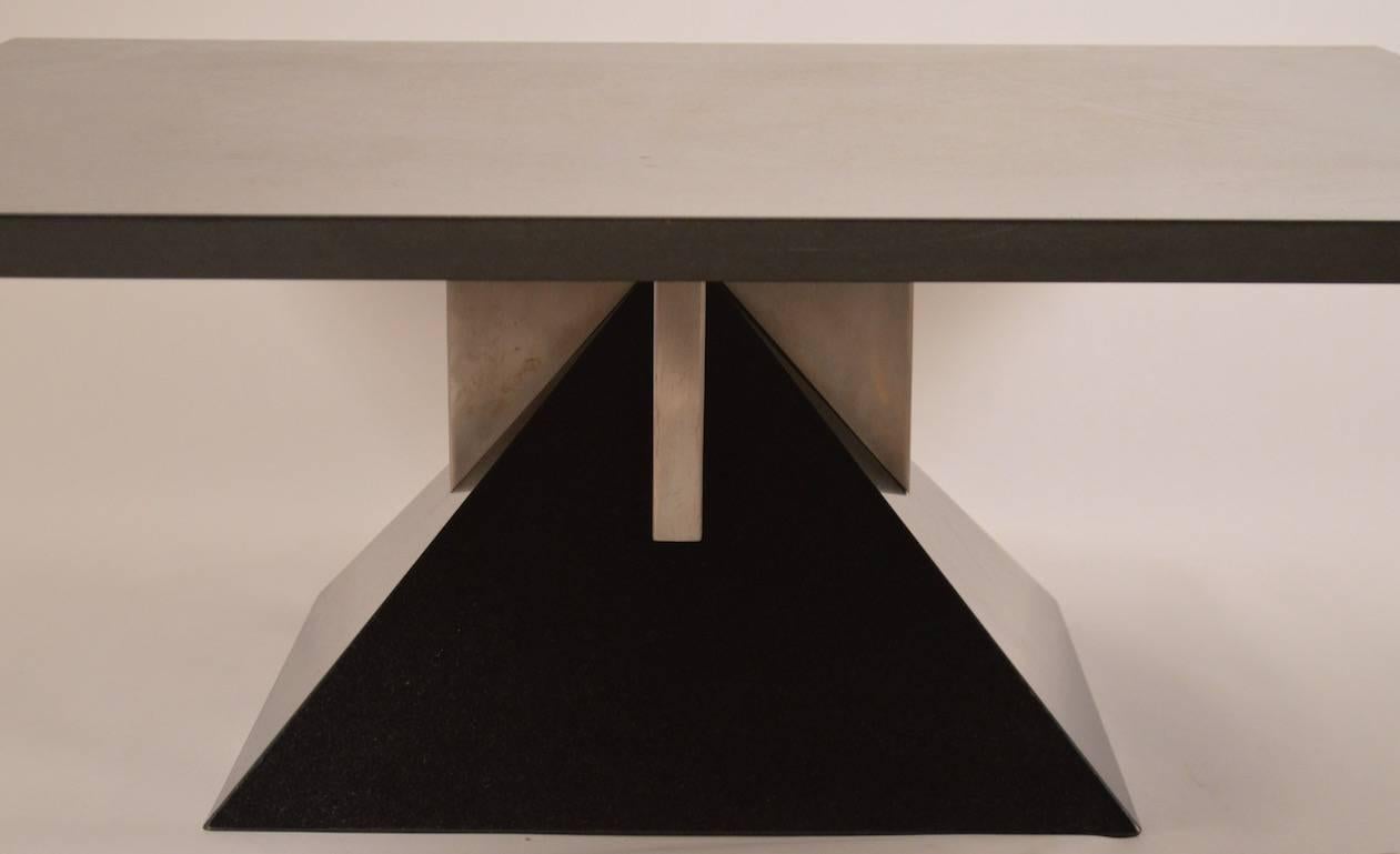 Fin du 20e siècle Rare table pyramide en granit conçue sur mesure par Stanley J. Friedman pour  Brueton en vente
