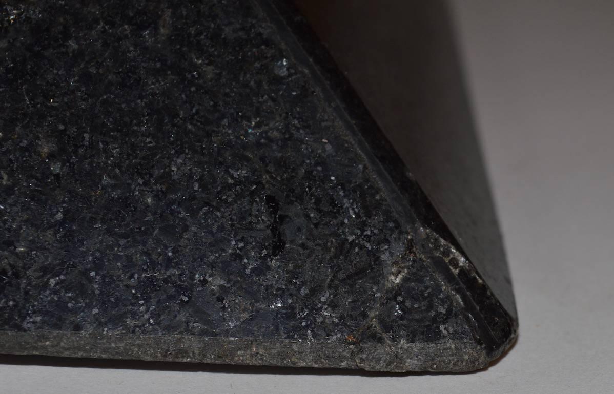 Rare table pyramide en granit conçue sur mesure par Stanley J. Friedman pour  Brueton en vente 1