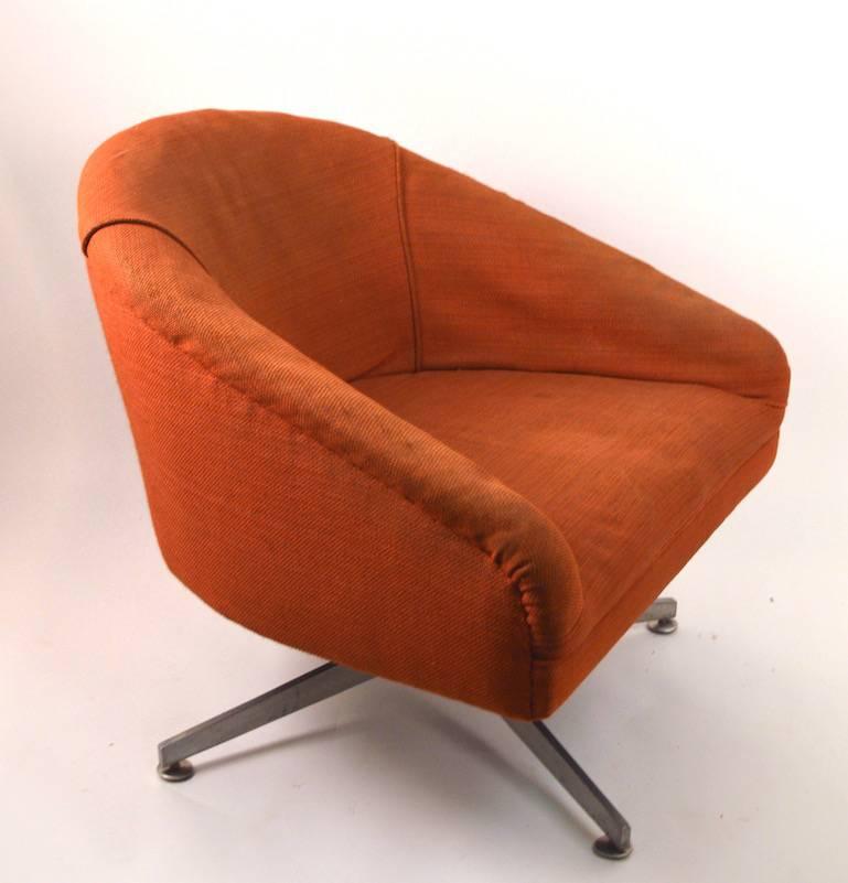 Pair of Swivel Chairs Designed by Ward Bennet for Lehigh Leopold In Good Condition In New York, NY