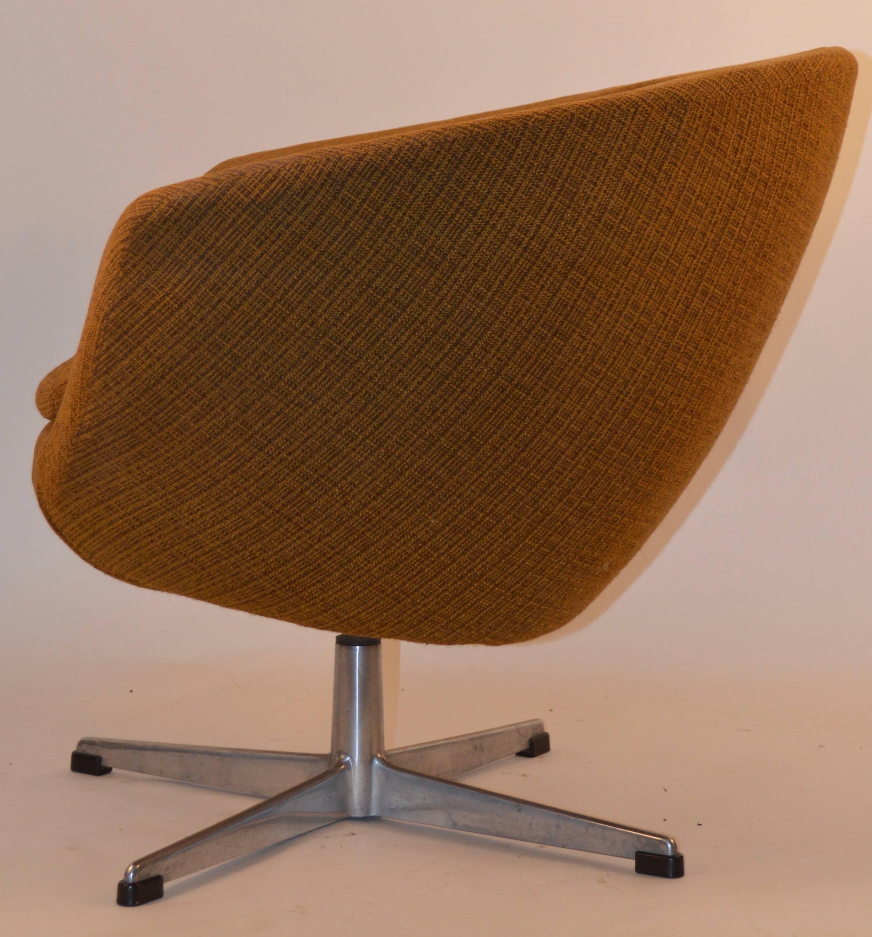 Pair of Overman Swivel Pod Chairs In Good Condition In New York, NY