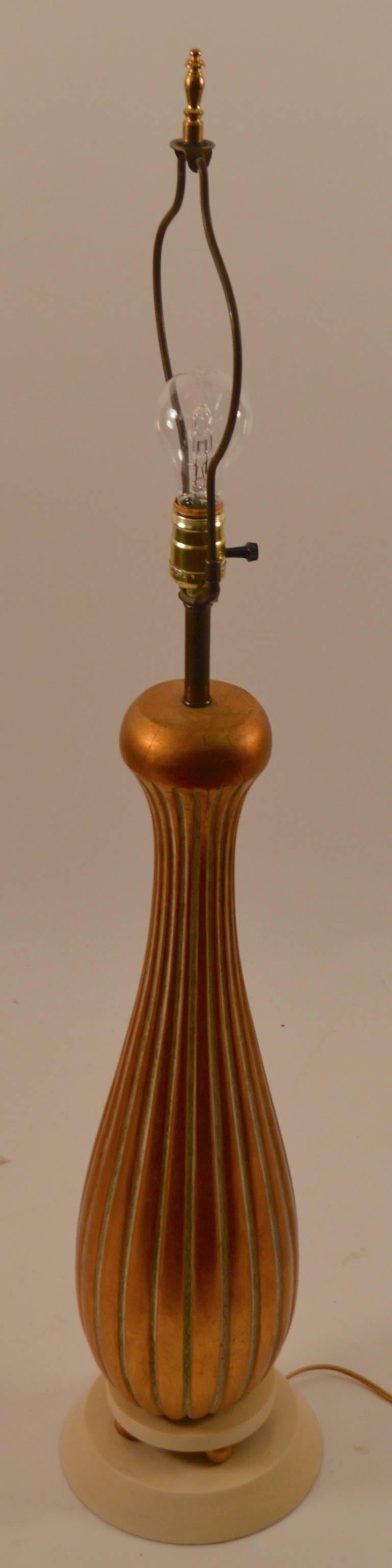 Hollywood Regency Paire de lampes de bureau en bois de roseau doré en vente