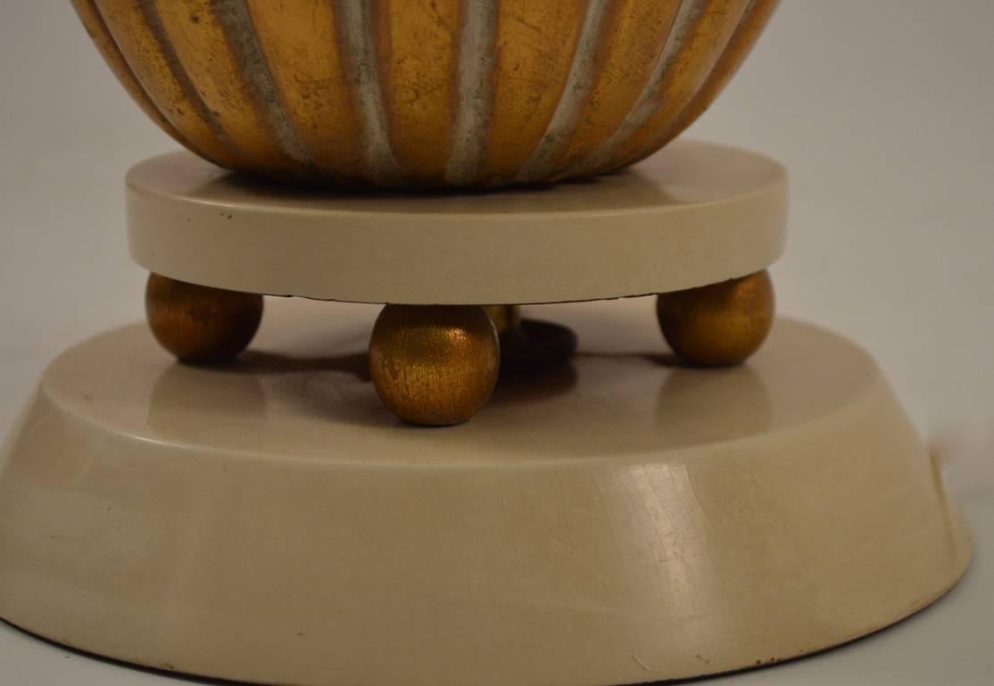 Milieu du XXe siècle Paire de lampes de bureau en bois de roseau doré en vente