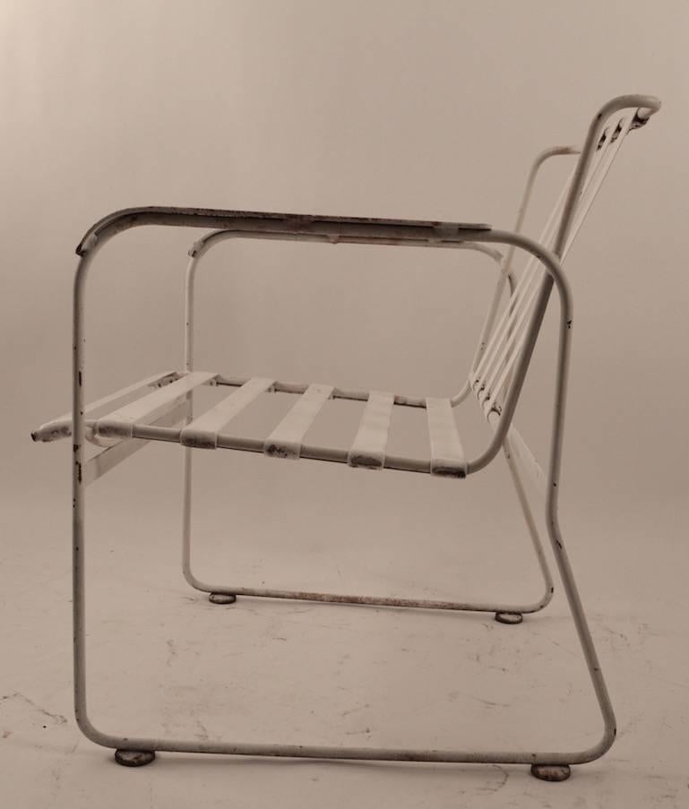 Mid-Century moderno Set di quattro sedie da giardino in ferro battuto e plastica con cinghia in vendita