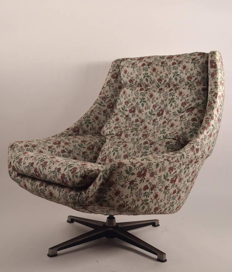Mod swivel lounge chair, on metal star base. Upholstered in floral fabric, usable as is, or reupholster to taste.